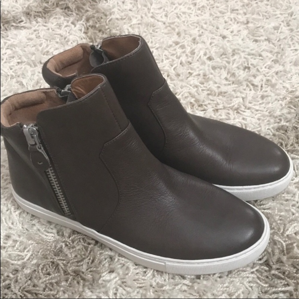 NWOT Gentle Souls by Kenneth Cole leather booties.